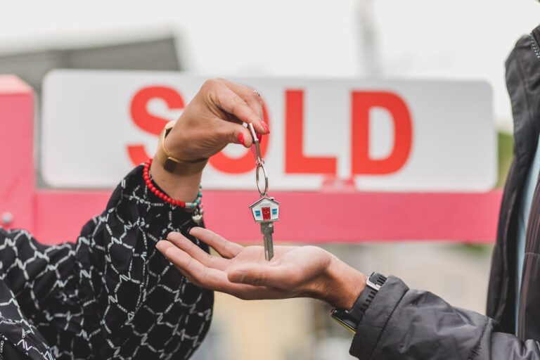 The Benefits of a Cash Offer When Selling Your Home